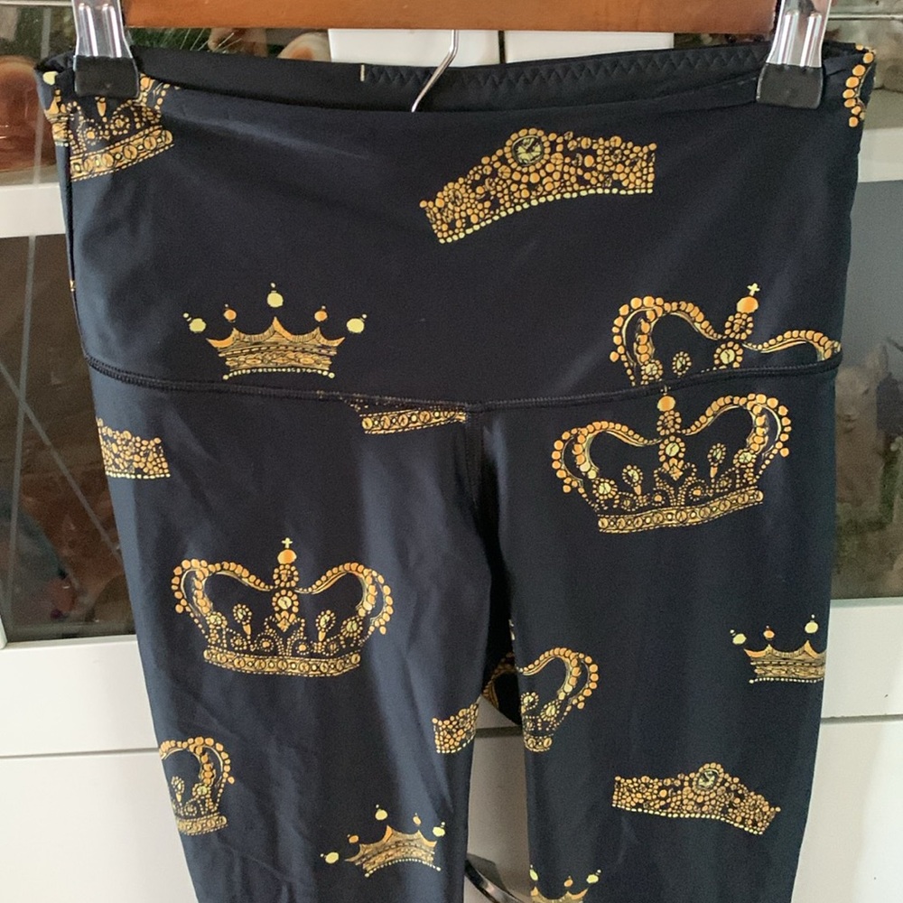 Victoria’s Secret Sport sz XS legging satiny feel and look crowns tiaras euc - Picture 2 of 8